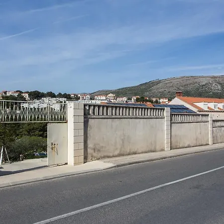 Vendégház Eight Roses 3*